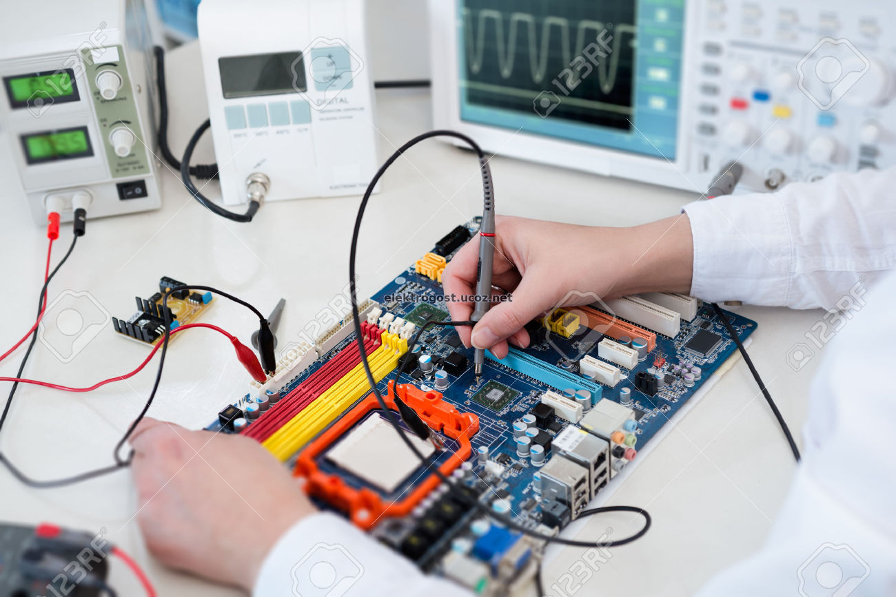 /izmereniy/24472310-Female-Tech-tests-electronic-equipment-in.jpg
